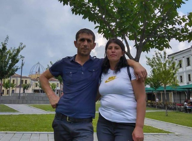 PLAGOSJA ME THIKË NË KORÇË/ 38 vjeçarja në gjendje kritike, bashkëshorti i saj ende në arrati