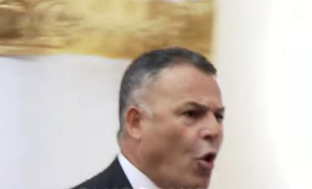 TENSIONE NË KUVEND/ Nikolla s’e la të fliste, nxehet deputeti i PD-së dhe niset me vrull drejt foltores, i bie me grusht