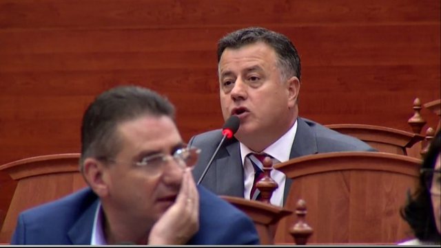 REVOLTOHET Noka: Është e thjeshtë të vish e të flasësh dokrra në Kuvend