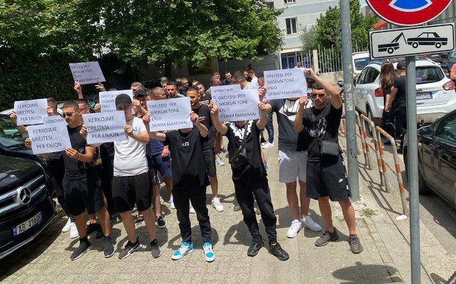 U PËRPLAS PËR VDEKJE PARA 4 MUAJSH/ Shokët e Enio Saliajt protestë para gjykatës: Mos e lironi shoferin