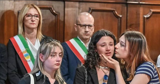 “FLUTURO LART KEVIN, FLUTURO TE ZOTI”/ Qindra persona i japin lamtumirën 19-vjeçarit shqiptar në Itali