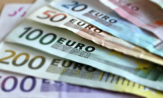 NUK NDALET RËNIA E EUROS/ Shkëmbehet me 107.40 lekë, minimum historik