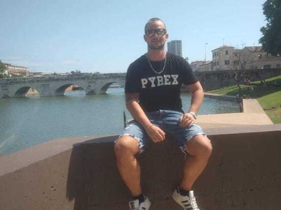 DYSHOHET SE I NGACMOI TË DASHURËN NË LOKALIN E NATËS/ Shqiptari masakron me grushte për vdekje të riun italian