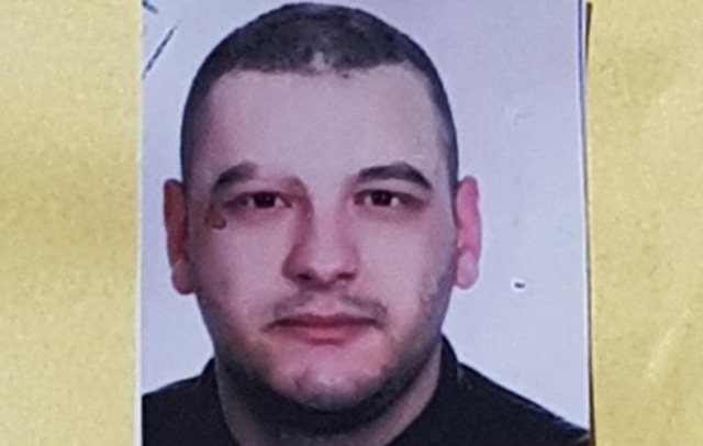 TË BIRIN IA VRANË ME 27 THIKA/ Prek babai i Regis Runajt në seancë: E pres çdo ditë te shkallët…