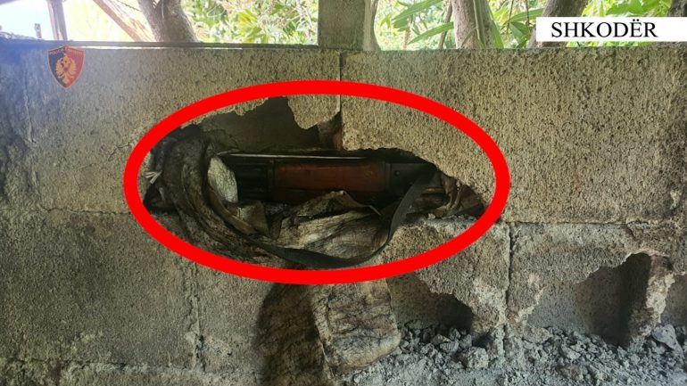 DETAJET/ Po muroste kallashnikovin që dyshohet se u përdor në ngjarje kriminale, policia mësynë në banesën e të moshuarit në Shkodër