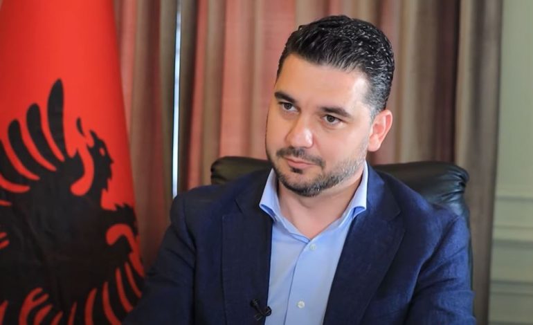 BETOHET NË KRYE TË BASHKISË SË KAVAJËS/ Fisnik Qosja: Do u jap hakun të gjithëve dhe do i shtri dorën çdo profesionisti