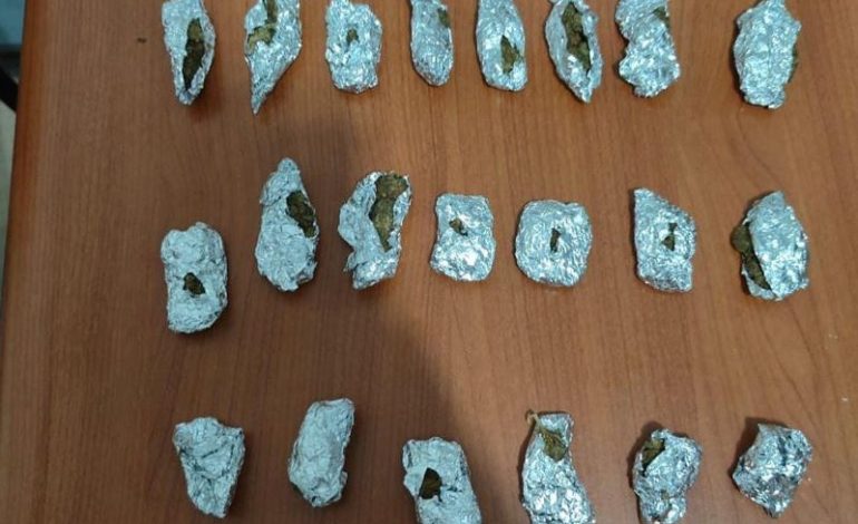 SHISNIN KOKAINË NË LOKALET E DURRËSIT/ Arrestohen 3 të rinjtë, policia u sekuestron lëndën narkotike
