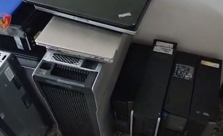 KOMPJUTERË, LAPTOPË DHE DHOMA SERVISASH/ Ja çfarë gjeti policia brenda kampit të muxhahedinëve në Manzë