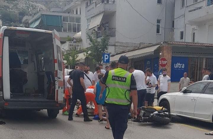 HUMBI NDJENJAT TEKSA DREJTONTE MOTORIN/ 50-vjeçari në Gjirokastër aksidentohet me “Benz”-in, transportohet drejt spitalit