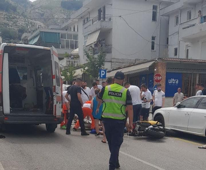 HUMBI NDJENJAT TEKSA DREJTONTE MOTORIN/ 50-vjeçari në Gjirokastër aksidentohet me “Benz”-in, transportohet drejt spitalit
