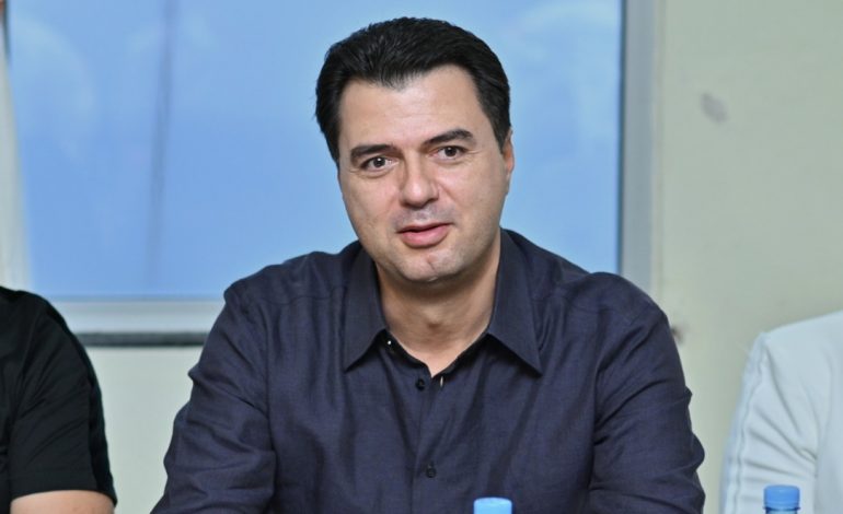 GARA/ Lulzim Basha dorëzon kandidaturën në minutën e fundit, kërkon kreun e Partisë Demokratike