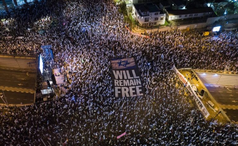 IZRAEL/ Qhjetëra mijëra qytetarë protestojnë kundër reformës në drejtësi