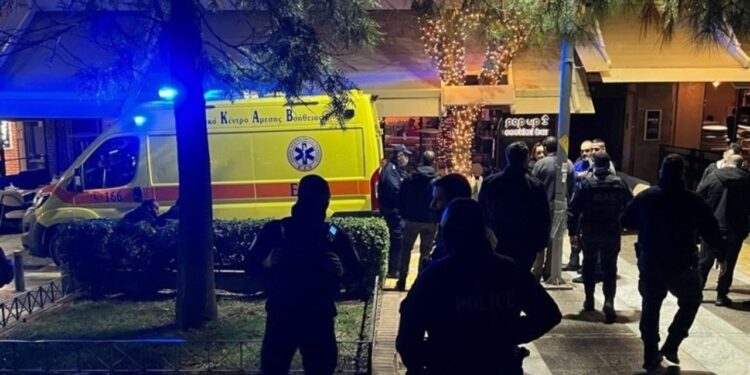 DEGRADON SHERRI NË FAMILJEN NË SELANIK/ Gruaja sulmon burrin me thikë pas shpine