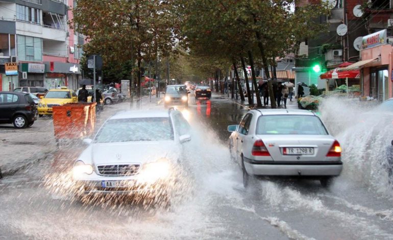 MOTI/ Shirat e papritur përmbytin rrugët e Tiranës, trafik i rënduar në Vlorë