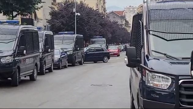ÇFARË NDODHI? FNSH “rrethon” Elbasanin, kontrolle të imtësishme për personat problematikë