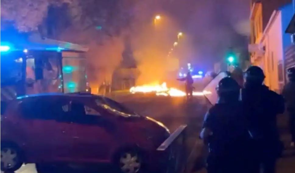 VRASJA E 17-VJEÇARIT NGA POLICIA FRANCEZE/ ‘Shpërthejnë’ trazira në Paris, 24 protestues në pranga