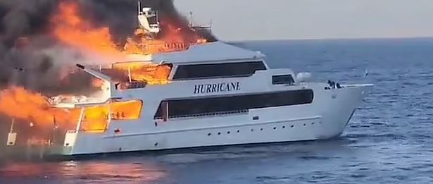 PAMJET/ Anija me 29 persona shpërthen në flakë në Detin e Kuq, 3 turistë të zhdukur