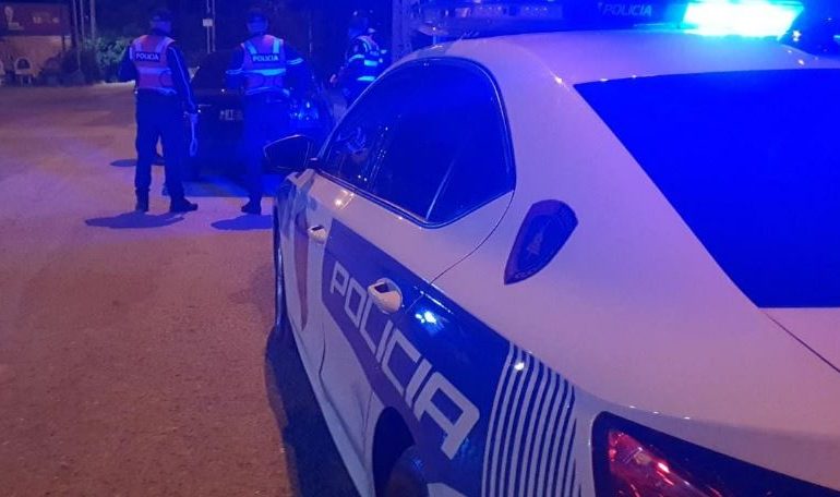 U QËLLUA ME TRE PLUMBA NË SY TË GRUAS E FËMIJËS/ Kush është 50-vjeçari që u plagos në Shijak (EMRI)