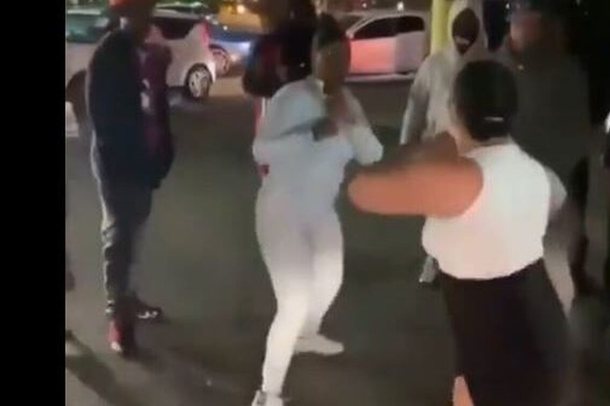 ME GRUSHTE E SHKELMA/ Vajzat zihen ashpër për një vend parkimi, pamjet bëjnë xhiron e rrjetit