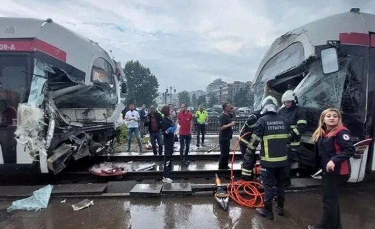 AKSIDENT I FRIKSHËM NË BREGDETIN TURK/ Dy tramvajë përplasen ‘kokë më kokë’, 26 të plagosur