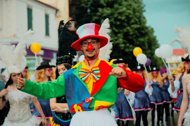 “MAGJIA E FESTËS”/ Rama publikon pamje nga Festivali Ndërkombëtar i Karnavaleve të Korçës