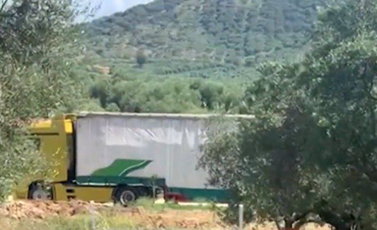 DYSHOHEJ SE DO PËRDOREJ PËR TRAFIK/ Gjendet brenda një kamioni me jonxhë gomonia 10 metra e gjatë