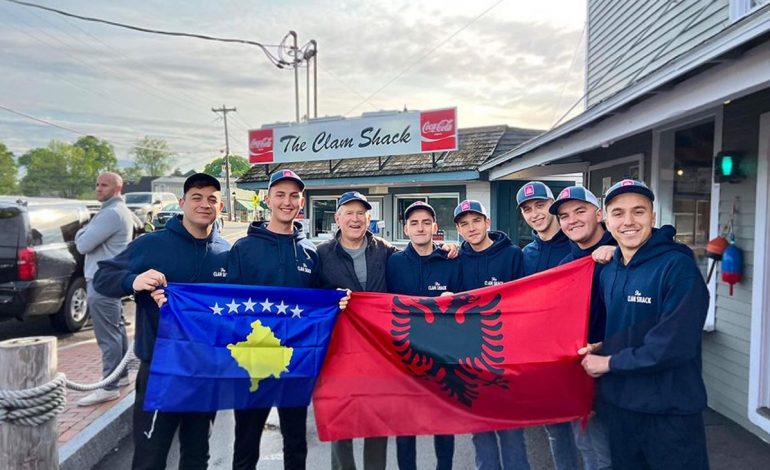 “DËRGESË SPECIALE NGA PRESIDENTI”/ George Bush surprizon studentët shqiptarë në SHBA