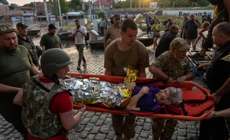 NUK NDALET LUFTA/ Rusia sulmon Khersonin, vazhdojnë operacionet e shpëtimit në zonat e vërshuara të Ukrainës
