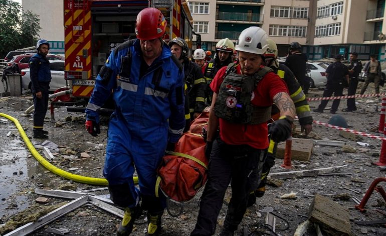 SULMI ME RAKETA NË KIEV/ Shkon në 5 numri i viktimave nga goditja e një ndërtese shumëkatëshe