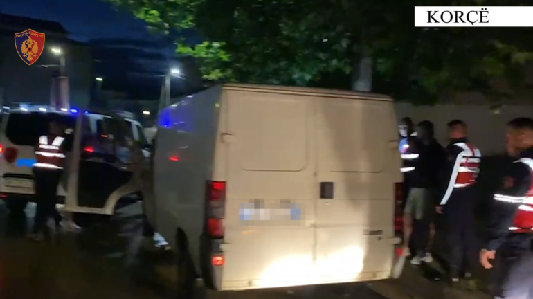 IU MERRNIN NGA 300-1000 EURO/ Transportonin me furgon 10 emigrantë nga vendet e treta, 2 në pranga në Korçë