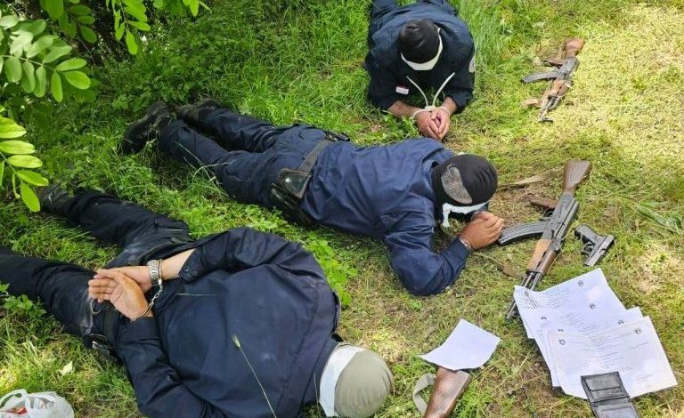MBAHEN SI KRIMINELË DHE FUTEN NË MAKINË/ Ja momenti kur forcat “Kobra” të Serbisë rrëmbejnë 3 efektivët e Policisë së Kosovës