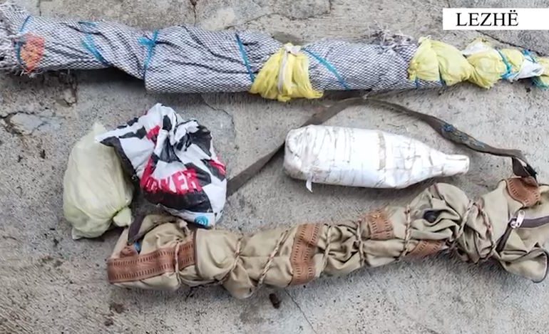 POLICIA AKSION NË LEZHË/ Armë zjarri, mina, lëndë plasëse dhe kapsolla detonatore, vihet në pranga 66-vjeçari