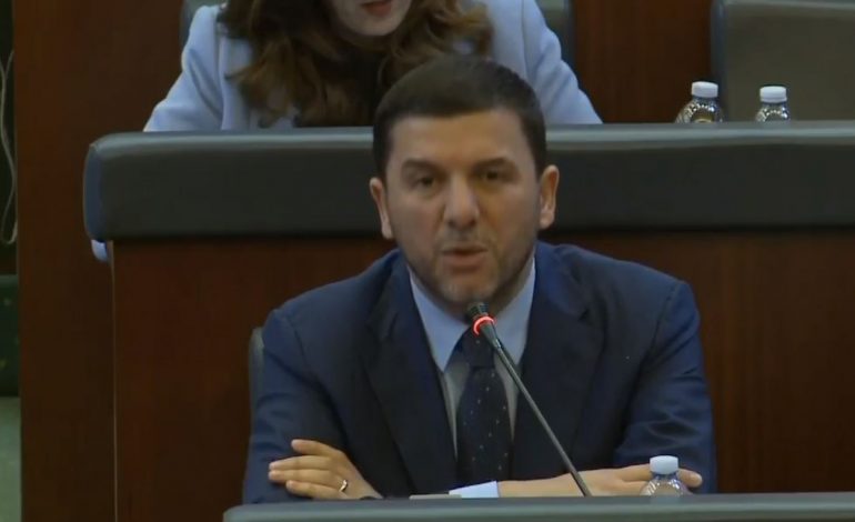 “PO LUAN ME ZJARRIN”/ Memli Krasniqi thirrje Kurtit: Raporti me SHBA është i shenjtë, nuk të lejojmë të rrezikosh