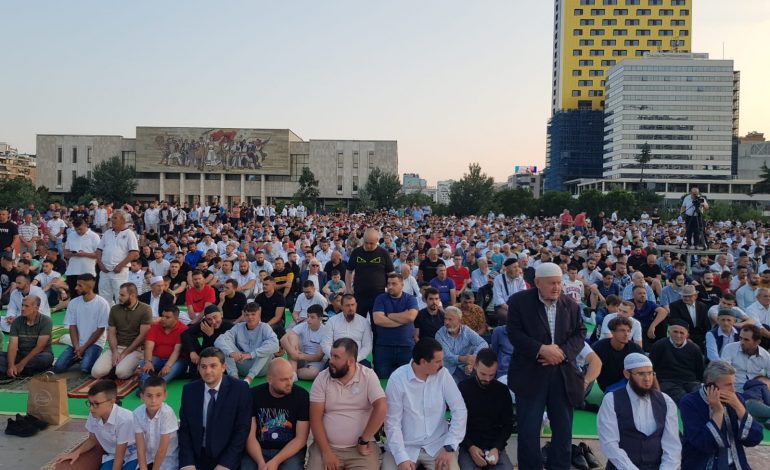 SOT FESTOHET KURBAN BAJRAMI/ Mijëra besimtarë falin namazin