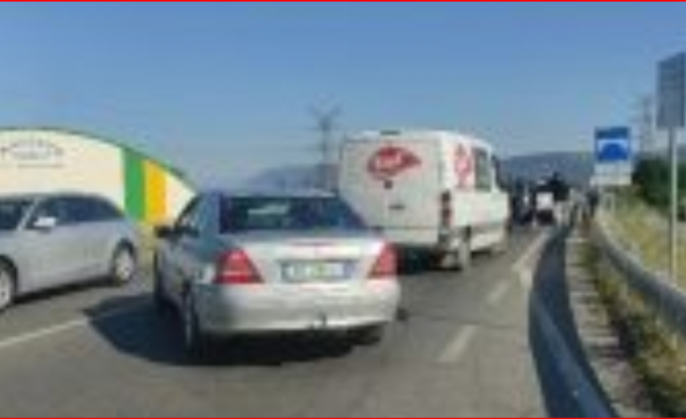 DETAJET E PARA/ Aksident i trefishtë në aksin rrugor Lezhë-Laç, bllokohet trafiku
