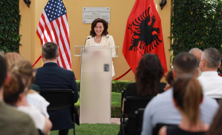 PËRFUNDOI DETYRËN NË TIRANË/ Stafi i ambasadës i jep lamtumirën ambasadores Kim, ja dhuratat e veçanta…