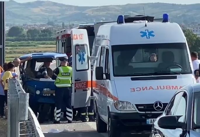 EMRAT/ Përplasen dy automjete te “Liqeni i Levanit”, lëndohet një prej shoferëve