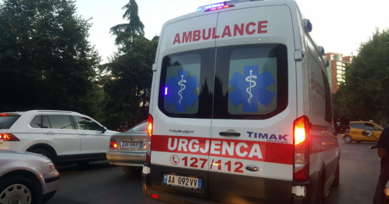 E RËNDË/ Plagoset gjatë procesit të punës, përfundon në spital 49-vjeçarja në Peqin