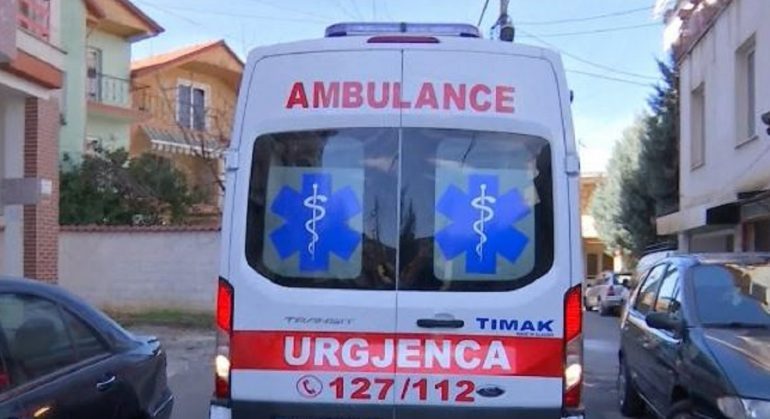 TRAGJIKE/ Aksident në Lushnjë, makina përplas motorin, vdes 28-vjeçari (EMRI)