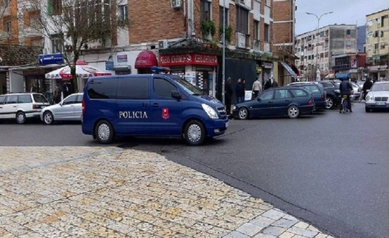 SËRISH SHERR PËR SHEZLONGËT/ Tre persona kërcënojnë, dhunojnë dhe i shkatërrojnë makinën 64-vjeçarit…