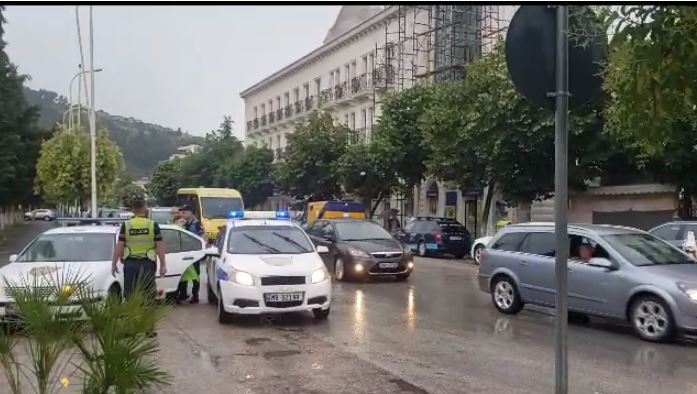 AKSIDENT NË BERAT/ I dehur në timon përplas dy mjete të bankës dhe largohet nga vendngjarja