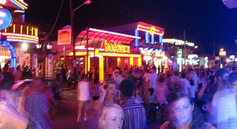 FESTA KTHEHET NË TRAGJEDI/ 20-vjeçari britanik gjendet i vdekur në ishullin grek