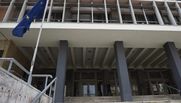 LA FËMIJËN NJË VJEÇ VETËM BRENDA NË BANESË/ Dënohet shqiptarja në Greqi