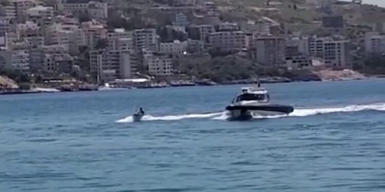 NGA SARANDA NË SHËNGJIN/ Policia bllokon 5 motorë uji, 2 gomone dhe një skaf