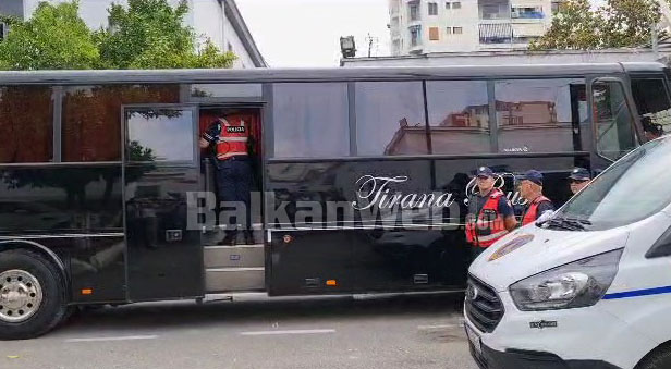 PAMJET/ Megaoperacioni i policisë në Elbasan, të arrestuarit nisen me autobus drejt Tiranës