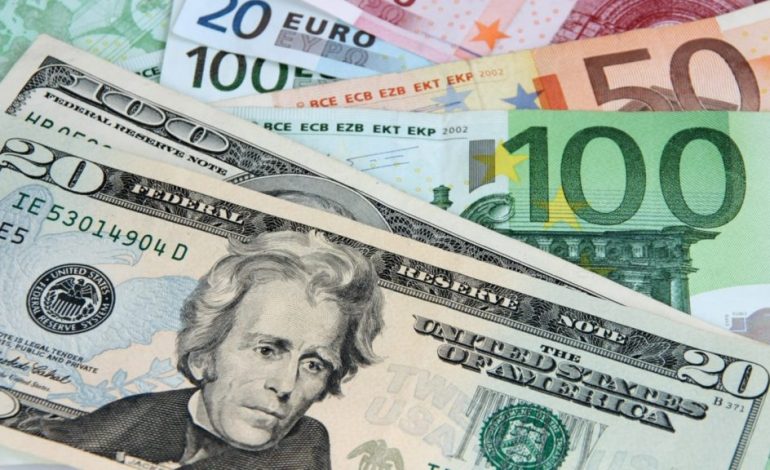 EURO DHE DOLLARI NË “PIKIATË”/ Forcohet leku kundrejt monedhave të huaja