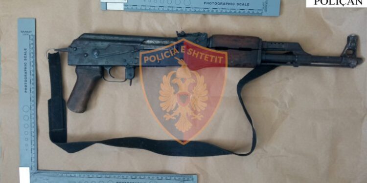 QËLLOI ME AUTOMATIK/ Arrestohet në flagrancë 36-vjeçari në Poliçan