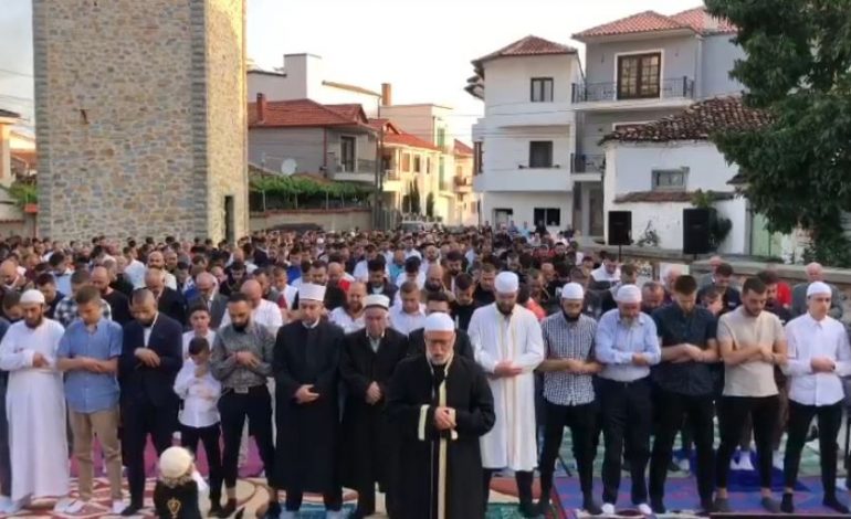 NGA KORÇA NË FIER/ Besimtarët në rrethe festojnë Kurban Bajramin, falin namazin në sheshe e xhami