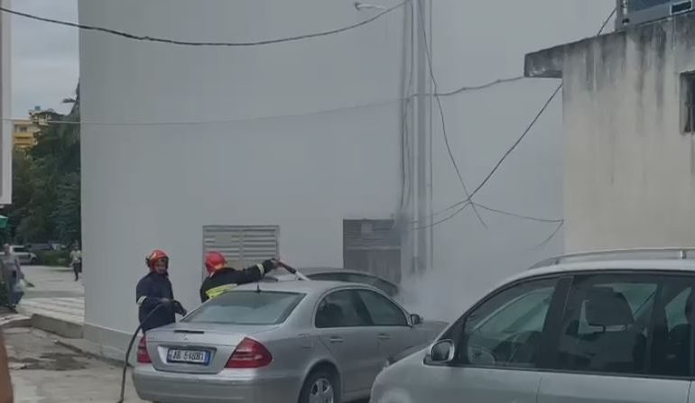 PANIK NË FIER/ Makina shpërthen në flakë sapo shoferi e ndez, detajet e para (PAMJET)