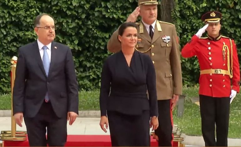 MBËRRIN NË TIRANË PRESIDENTJA E HUNGARISË/ Pritet me ceremoni zyrtare nga Begaj